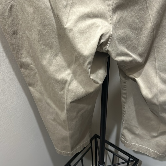 Lee women’s plus size 22W khaki Capri pants - Picture 3 of 4